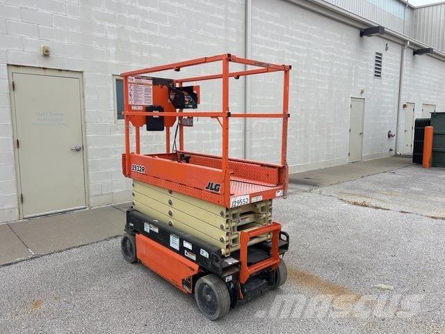 JLG 1932R رافعات مقصية الشكل