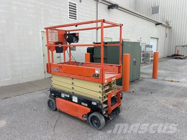 JLG 1932R رافعات مقصية الشكل