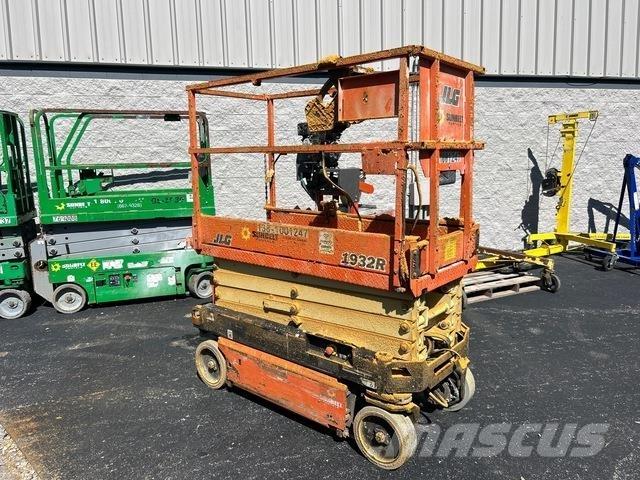 JLG 1932R رافعات مقصية الشكل