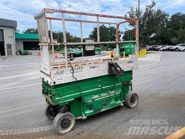 JLG 2032ES رافعات مقصية الشكل
