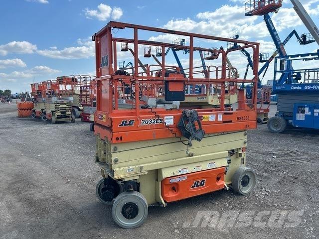 JLG 2032ES رافعات مقصية الشكل