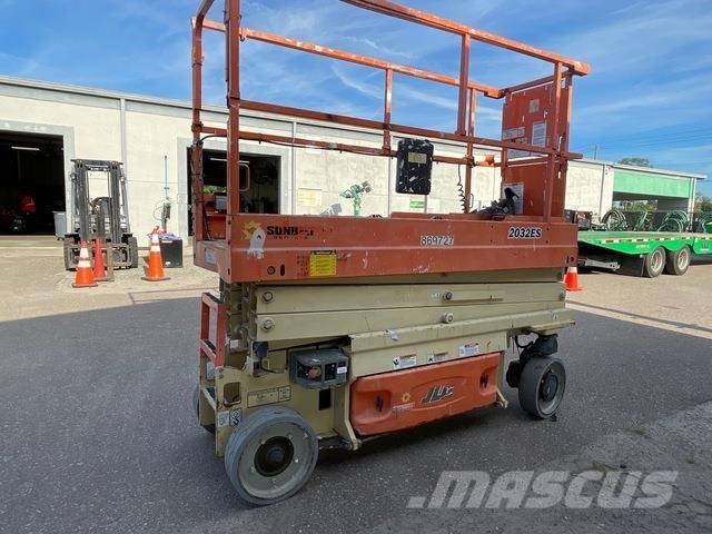JLG 2032ES رافعات مقصية الشكل