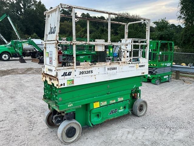 JLG 2032ES رافعات مقصية الشكل