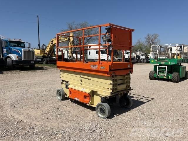 JLG 3246ES رافعات مقصية الشكل