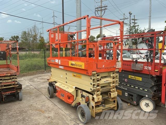 JLG 3246ES رافعات مقصية الشكل
