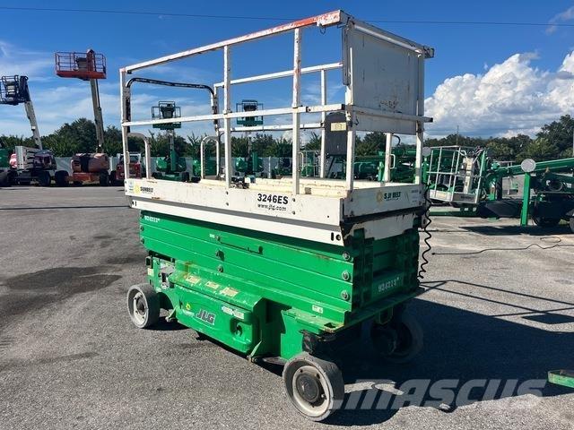JLG 3246ES رافعات مقصية الشكل