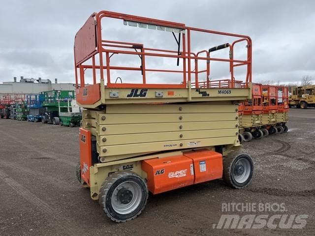 JLG M4069 رافعات مقصية الشكل