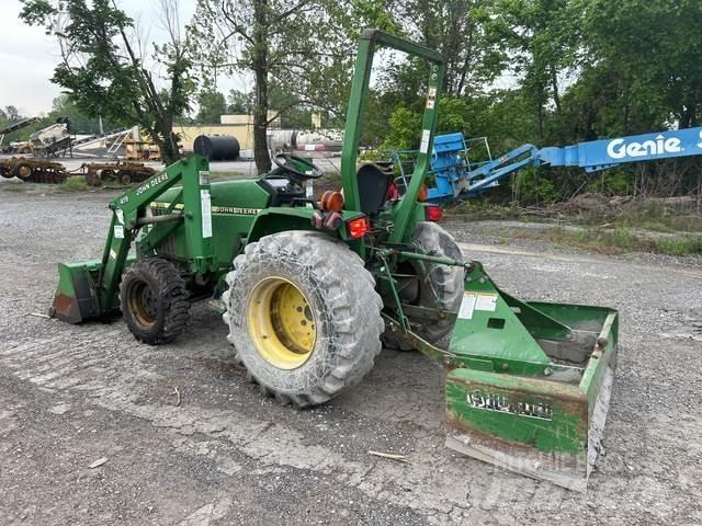 John Deere  جرارات مدمجة
