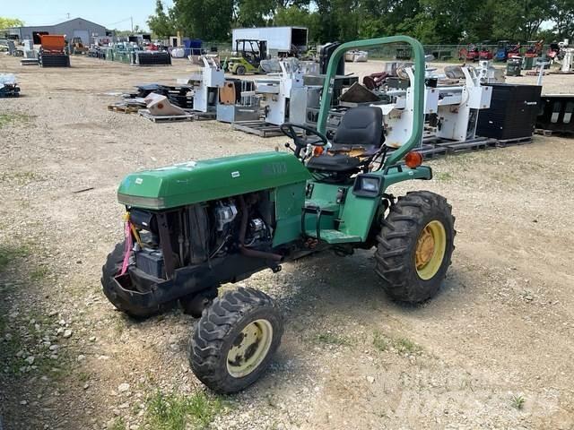 John Deere  الجرارات