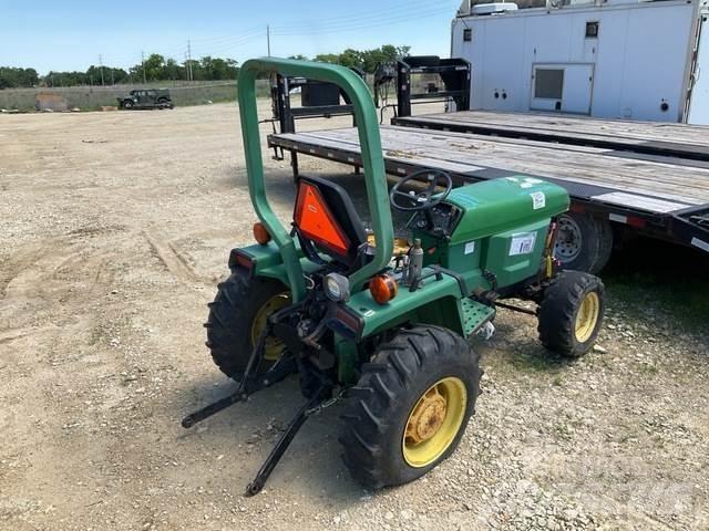 John Deere  الجرارات