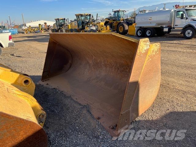 John Deere  دلاء