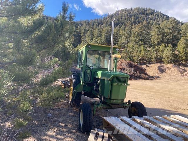 John Deere  الجرارات