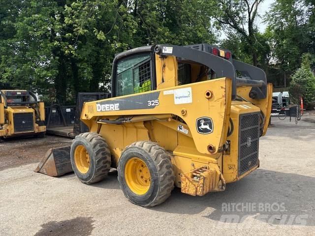 John Deere 325 لوادر انزلاقية التوجيه