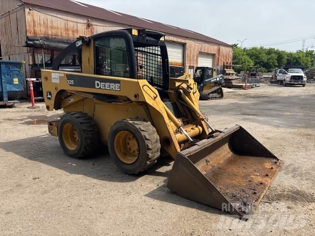 John Deere 325 لوادر انزلاقية التوجيه