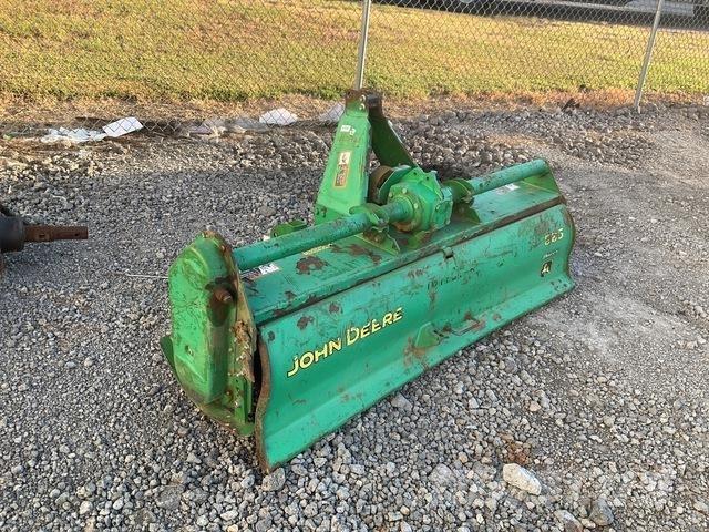 John Deere 665 الكاسحات وقلابات التربة ذات المحركات