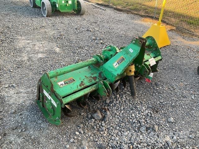 John Deere 665 الكاسحات وقلابات التربة ذات المحركات