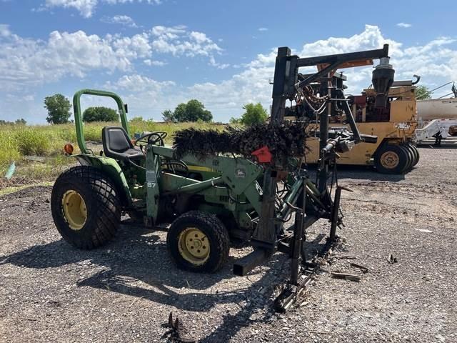 John Deere 750 جرارات مدمجة