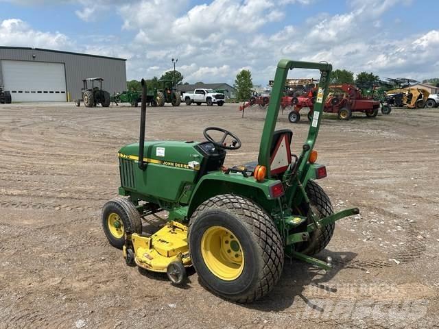 John Deere 770 جرارات مدمجة
