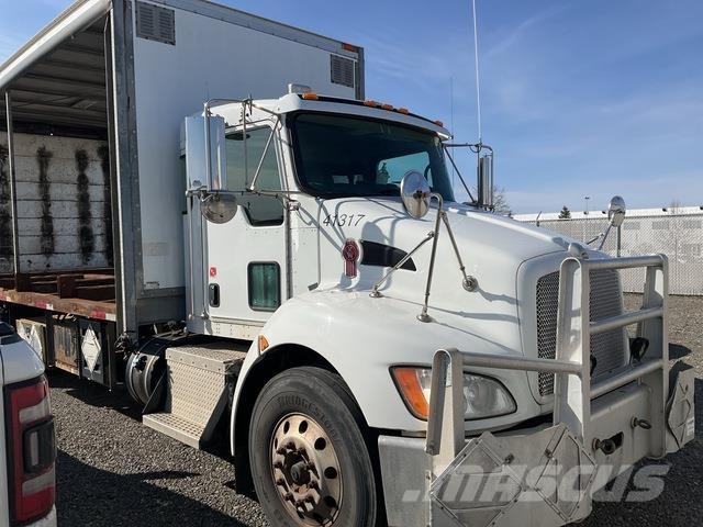 Kenworth T370 شاحنات بغطاء جانبي