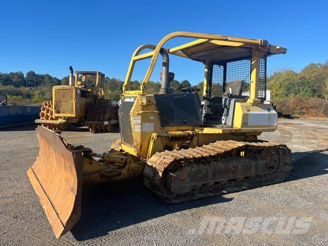 Komatsu  بلدوزرات مجنزرة