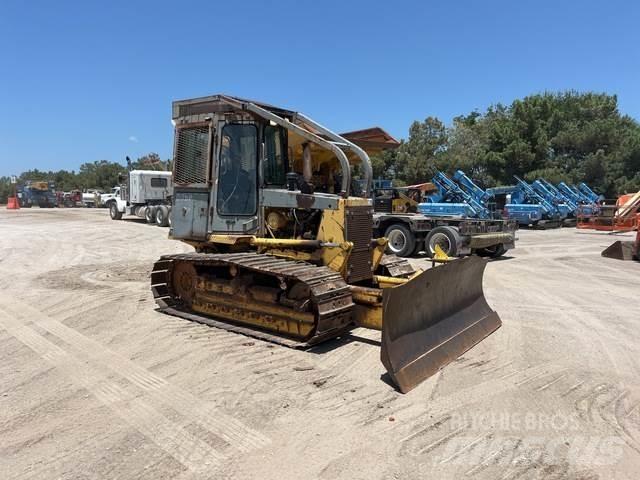 Komatsu D39P-1 بلدوزرات مجنزرة