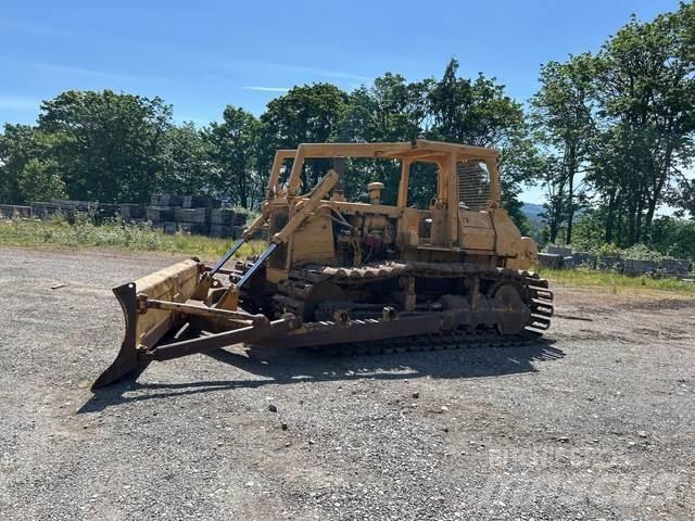 Komatsu D65P-8 بلدوزرات مجنزرة