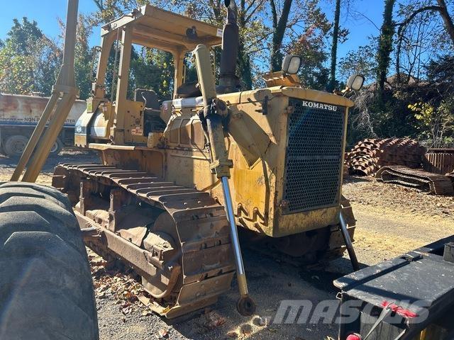 Komatsu D68E-1 بلدوزرات مجنزرة