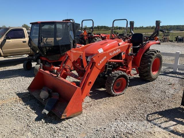 Kubota L3301DT جرارات مدمجة