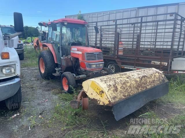 Kubota M5700 كاسحات داخلية
