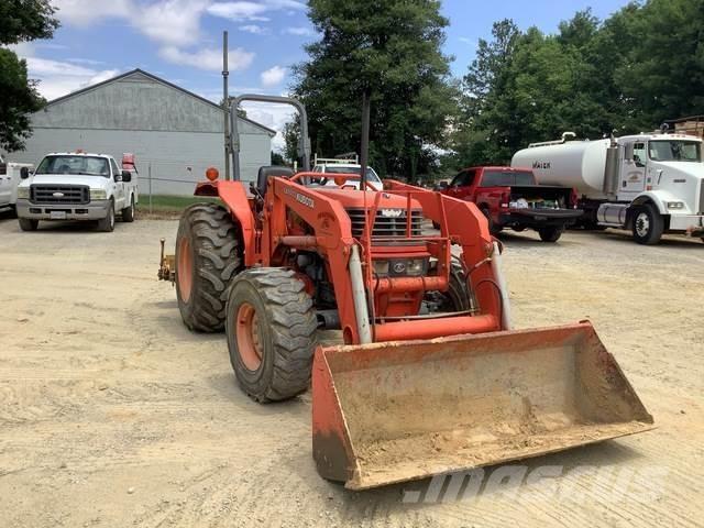 Kubota M6800 جرارات مدمجة