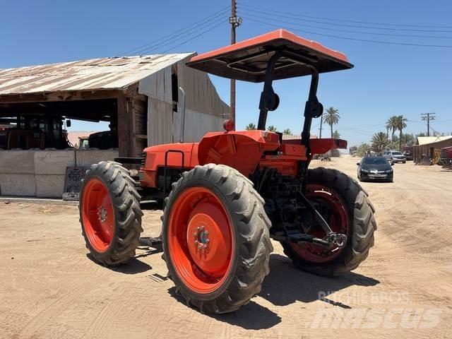 Kubota M9000 الجرارات