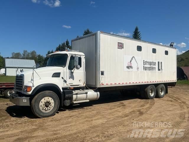 Mack 700 شاحنات خفيفة/مفصلية الجوانب