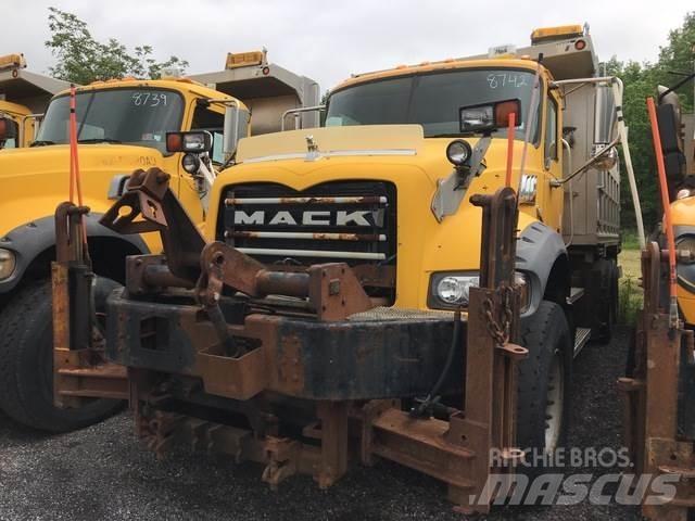 Mack 700 حراثات ونصول الجليد