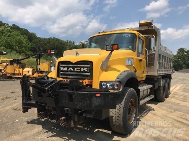 Mack 700 حراثات ونصول الجليد