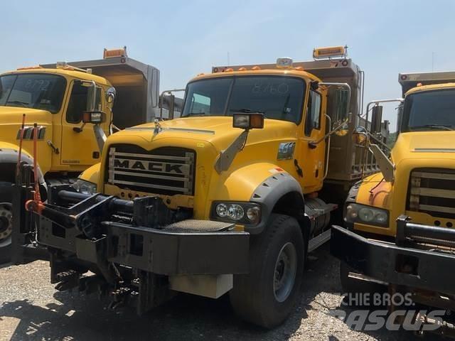 Mack 700 حراثات ونصول الجليد