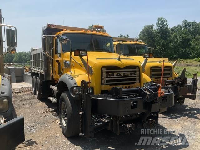 Mack 700 حراثات ونصول الجليد