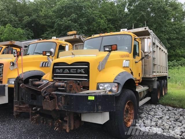 Mack 700 حراثات ونصول الجليد