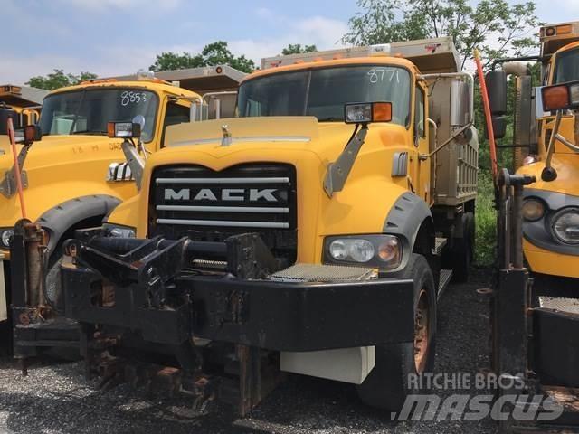 Mack 700 حراثات ونصول الجليد
