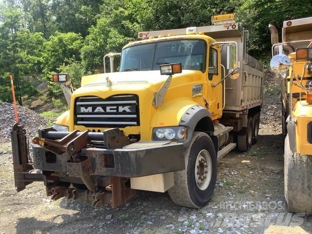 Mack 700 حراثات ونصول الجليد