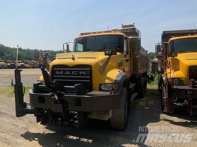 Mack 700 حراثات ونصول الجليد