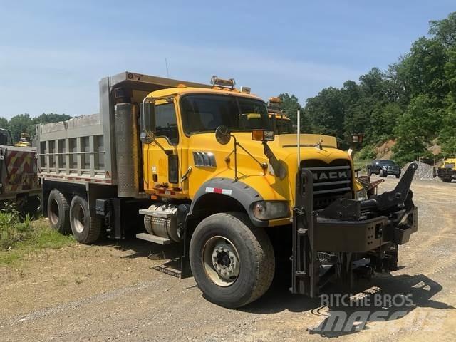 Mack 700 حراثات ونصول الجليد