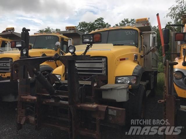 Mack 700 حراثات ونصول الجليد