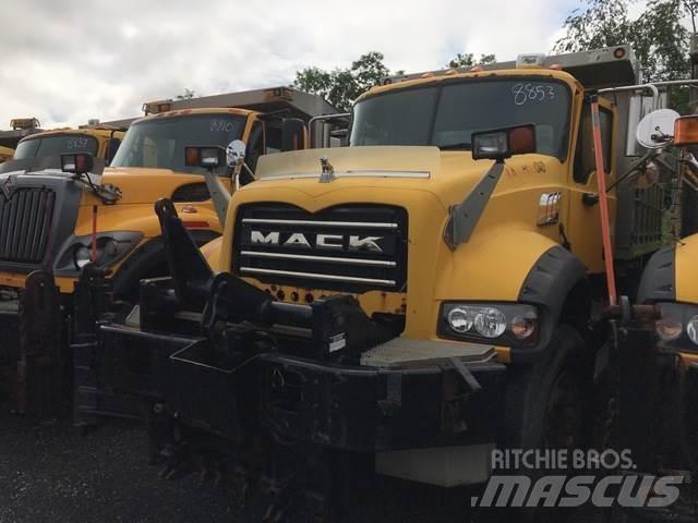 Mack 700 حراثات ونصول الجليد