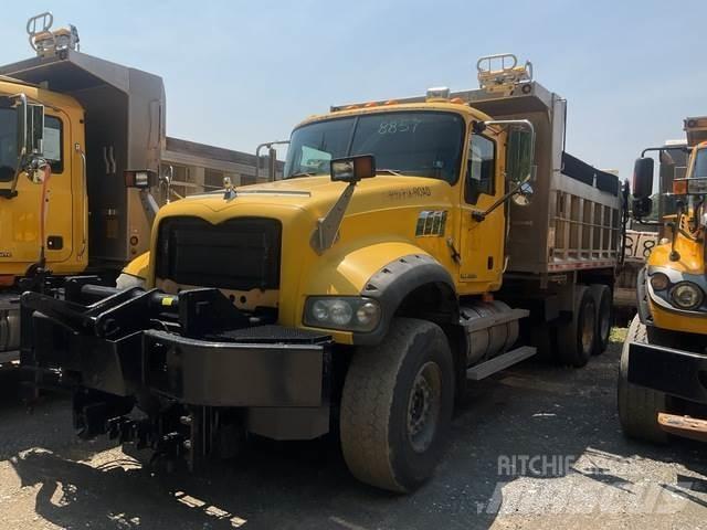 Mack 700 حراثات ونصول الجليد