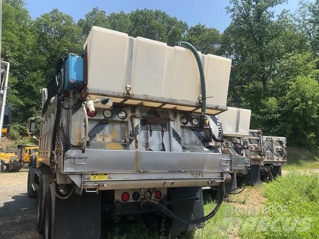 Mack 700 حراثات ونصول الجليد