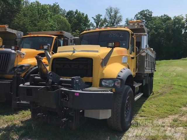 Mack 700 حراثات ونصول الجليد