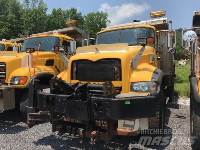 Mack 700 حراثات ونصول الجليد