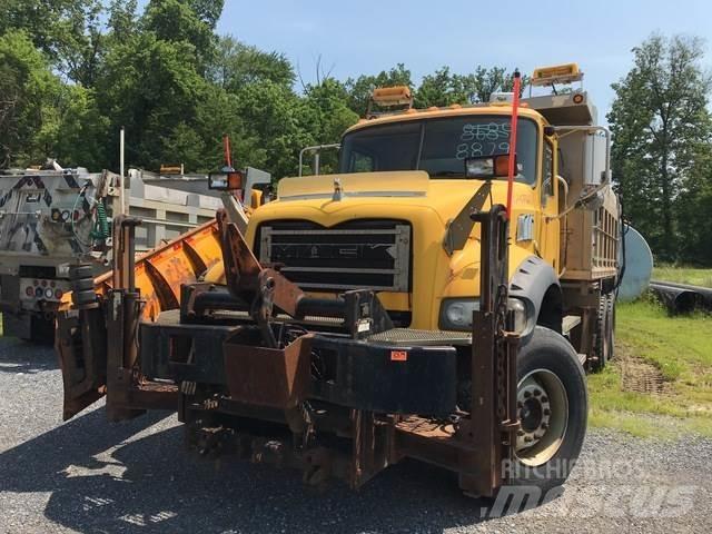 Mack 700 حراثات ونصول الجليد