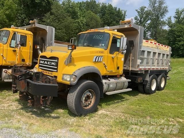 Mack 700 حراثات ونصول الجليد