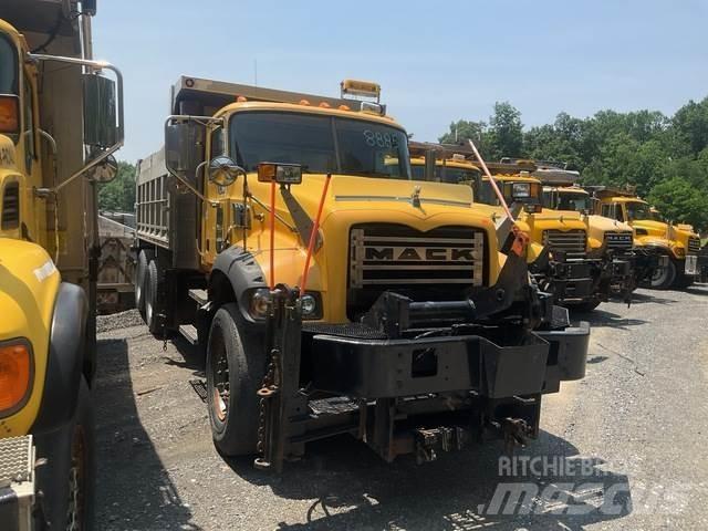 Mack 700 حراثات ونصول الجليد